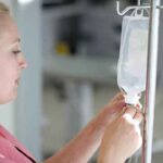 Nurse_setting_up_IV_fluids